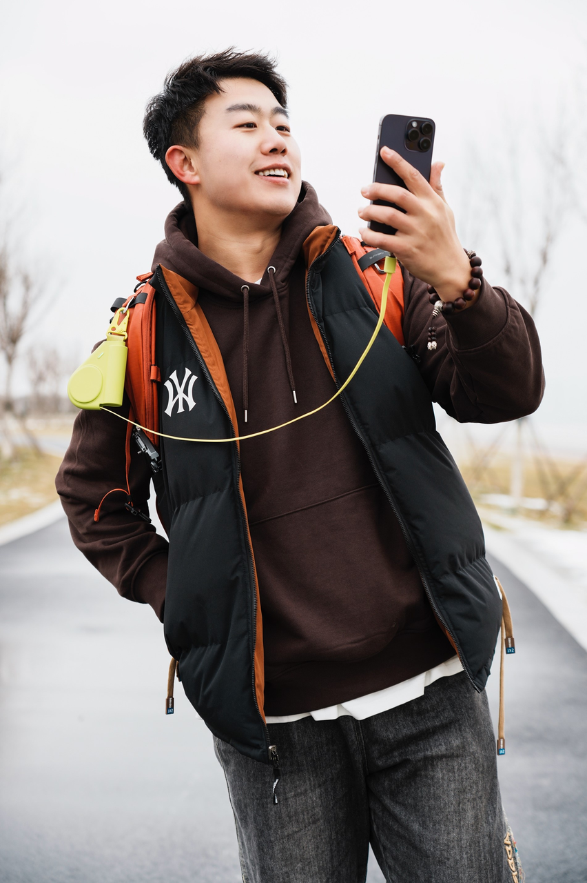 FansDreams MChaos 5000mAh wearable power bank with a retractable cable