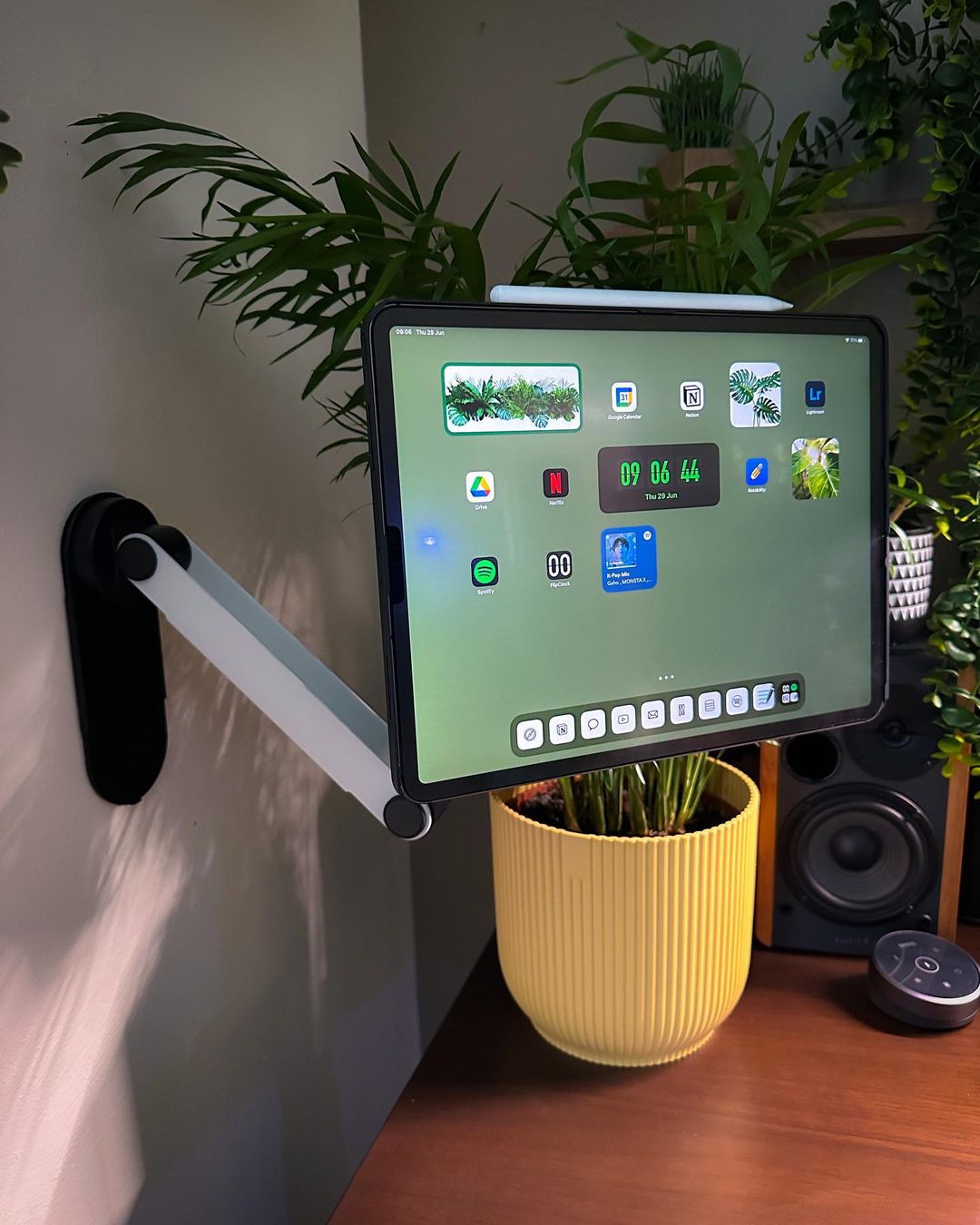 iSwift RoboArm Adjustable Magnetic Phone and Tablet Holder