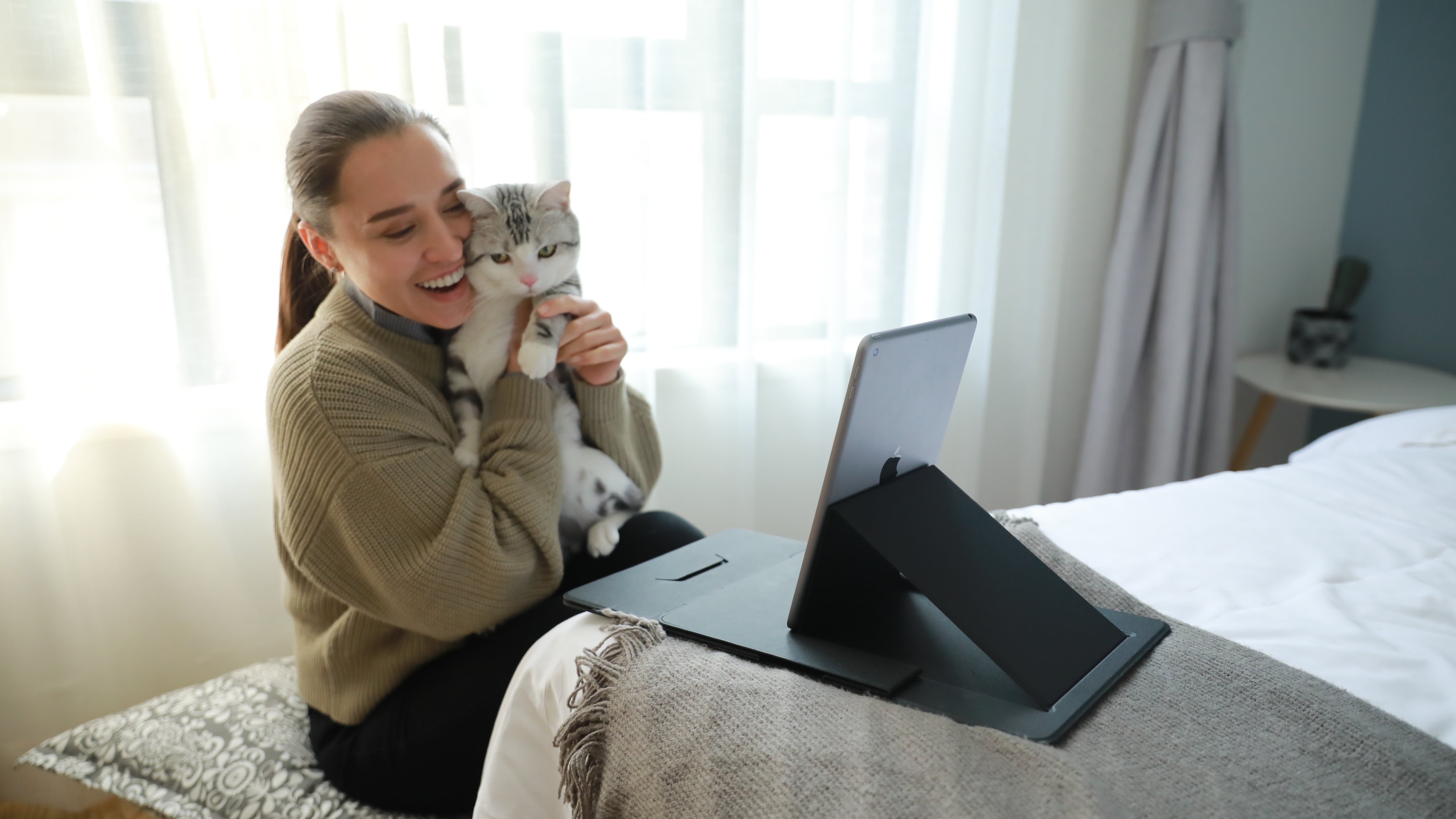 iSwift Pi paper-thin laptop desk, laptop stand and car table